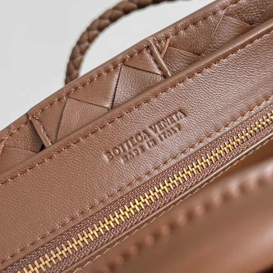The 2023 new Andiamo batch of 1860 BV has been shipped‼ ️Really popular🔥The new Andiamo woven handbag launched by Bottega Veneta this season is really popular all over the world! ! Celebrities at home and abroad have worn it, and Oscar-winning actress Michelle Yeoh has taken it out on the street. Song Jia, Trai Yara, Yu Feihong, Sanji Ayaka, Rosie Hunting-Whiteley, Yoshioka Riho, etc. have all picked up this bag. It is classic and versatile, showing off its temperament, and the bag capacity is also large, which is very convenient for daily commuting! ! A variety of carrying methods, the shoulder straps can be adjusted by yourself, the original lambskin feels soft and delicate, and the neutral style is created to break gender boundaries and bring a more practical and longer-lasting use experience. Andiamo, which has both elegant and casual styles, perfectly interprets the true appearance of "fashionable old money style". Style No.: 743568 Color: Hazelnut Brown Size: 25*22*10.5cm